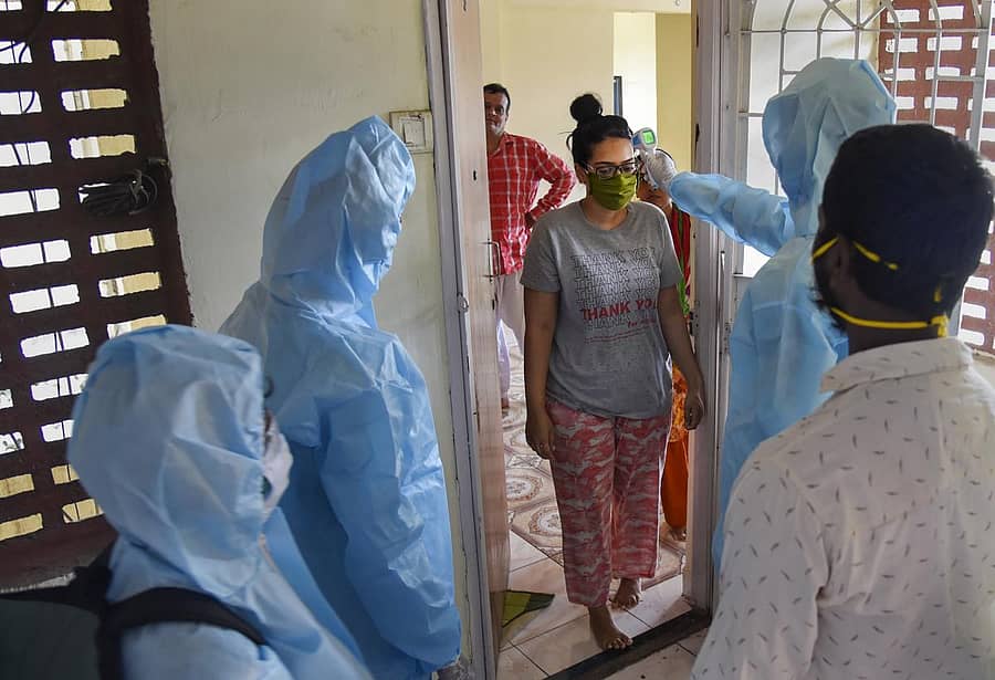 ಮಹಿಳೆಯೊಬ್ಬರನ್ನು ಪರೀಕ್ಷಿಸುತ್ತಿರುವ ಆರೋಗ್ಯ ಸಿಬ್ಬಂದಿ 