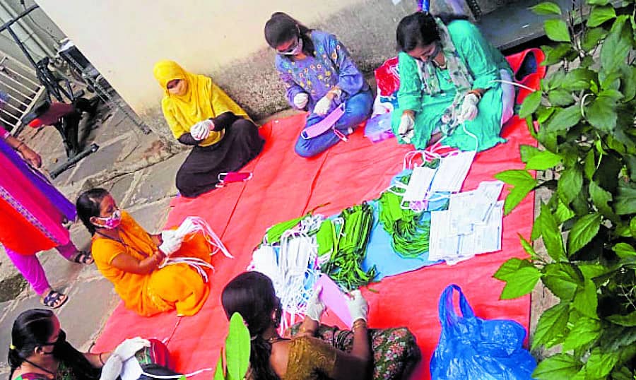 ಹುಬ್ಬಳ್ಳಿಯ ದೇಶಪಾಂಡೆ ಫೌಂಡೇಷನ್ನಲ್ಲಿ ತಯಾರಿಸಿರುವ ಸೇಫ್ 3 ಪಿ ಮಾಸ್ಕ್ಗಳನ್ನು ಪ್ಯಾಕೆಟ್ ಮಾಡುತ್ತಿರುವ ಮಹಿಳೆಯರು