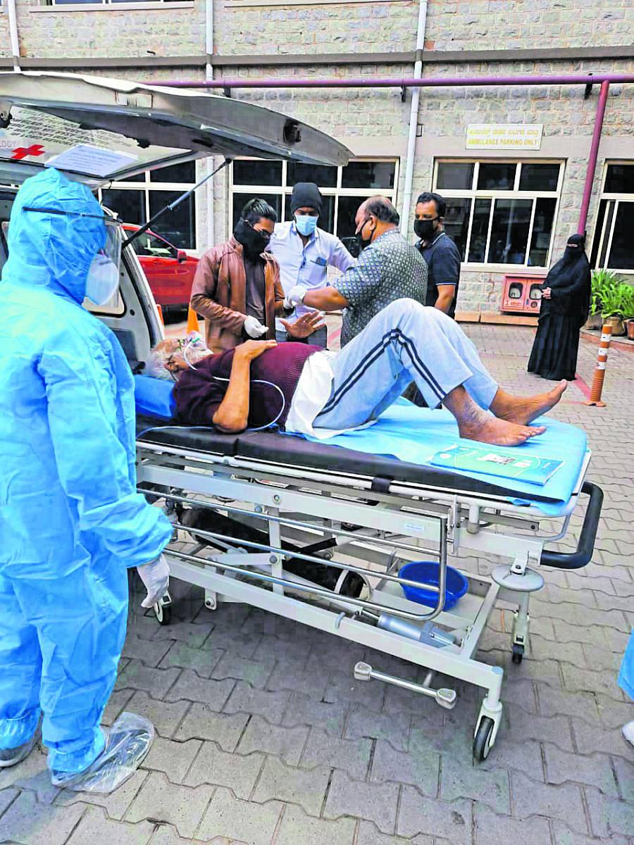 ಆಸ್ಪತ್ರೆಯೊಂದರ ಎದುರು ಚಿಕಿತ್ಸೆಗಾಗಿ ಕಾಯುತ್ತಿದ್ದ ವೃದ್ಧ