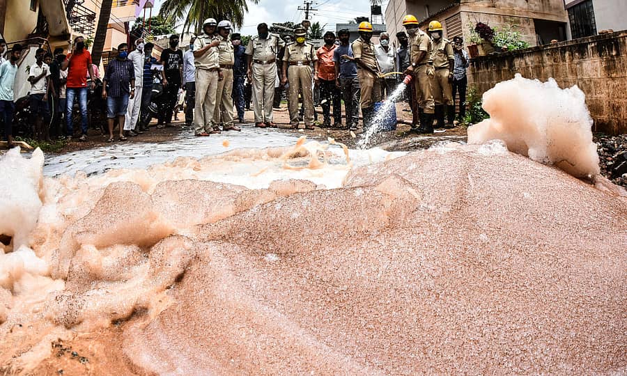 ಅನಿಲ ಸೋರಿಕೆಯಾದ ಸ್ಥಳಕ್ಕೆ ಅಗ್ನಿಶಾಮಕ ದಳದವರು ಅಗ್ನಿನಿರೋಧಕ ಫೋಮ್ ಹಾಯಿಸಿದರು