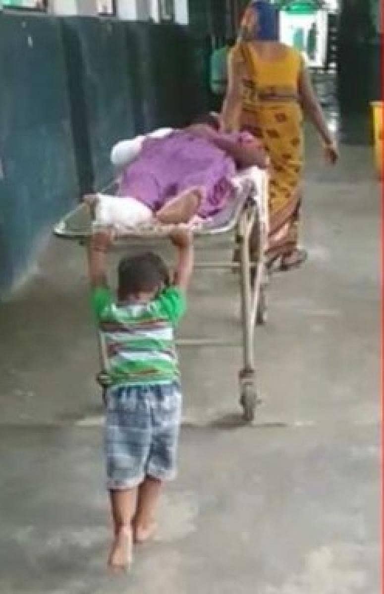 ಸ್ಟ್ರೆಚರ್ ತಳ್ಳುತ್ತಿರುವ ಬಾಲಕ