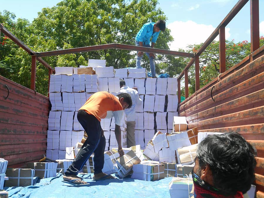 ಲಿಂಗಸುಗೂರು ಕ್ಷೇತ್ರ ಶಿಕ್ಷಣಾಧಿಕಾರಿ ಕಚೇರಿ ಆವರಣದಲ್ಲಿ ಪ್ರಾಥಮಿಕ ಮತ್ತು ಪ್ರೌಢಶಾಲಾ ಮಕ್ಕಳ ಪಠ್ಯ ಪುಸ್ತಕಗಳನ್ನು ಲಾರಿಯಿಂದ ಇಳಿಸಿಕೊಳ್ಳುತ್ತಿರುವುದು