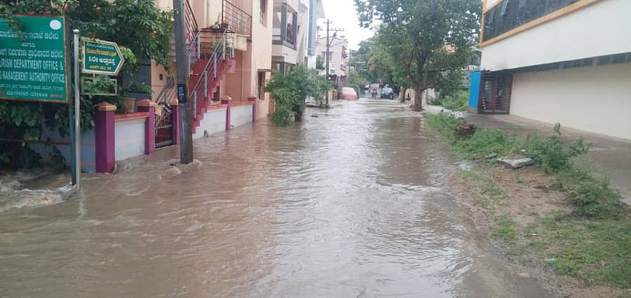 ಶಿವಮೊಗ್ಗದ ಗೋಪಾಳ ಬಡಾವಣೆಯ ಕೃಷ್ಣ ಮಠ ರಸ್ತೆಯ ’ಎ‘ ಬ್ಲಾಕ್‌ನಲ್ಲಿ ಚರಂಡಿ ನೀರು ಮನೆಗಳಿಗೆ ನುಗ್ಗಿರುವುದು