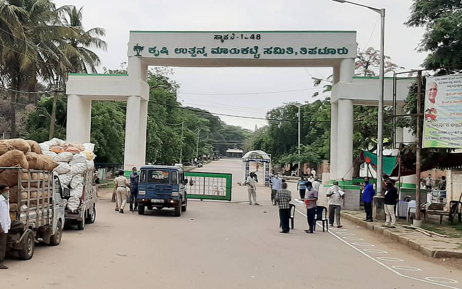 ತಿಪಟೂರು ಕೊಬ್ಬರಿ ಮಾರುಕಟ್ಟೆಯ ಹೊರಾಂಗಣ