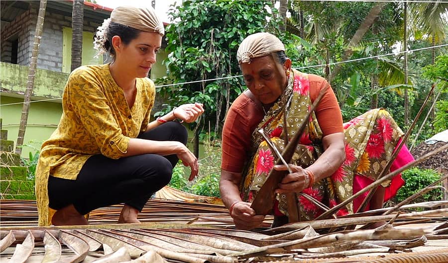 ಚಿಕ್ಕಮ್ಮ ಪೂಜಾರಿ ಅವರಿಂದ ಮಡಲು ಹೆಣೆಯಲು ಕಲಿಯುತ್ತಿರುವ ತೆರೆಸಾ – ಚಿತ್ರಗಳು : ಉದಯ ಪಡಿಯಾರ್