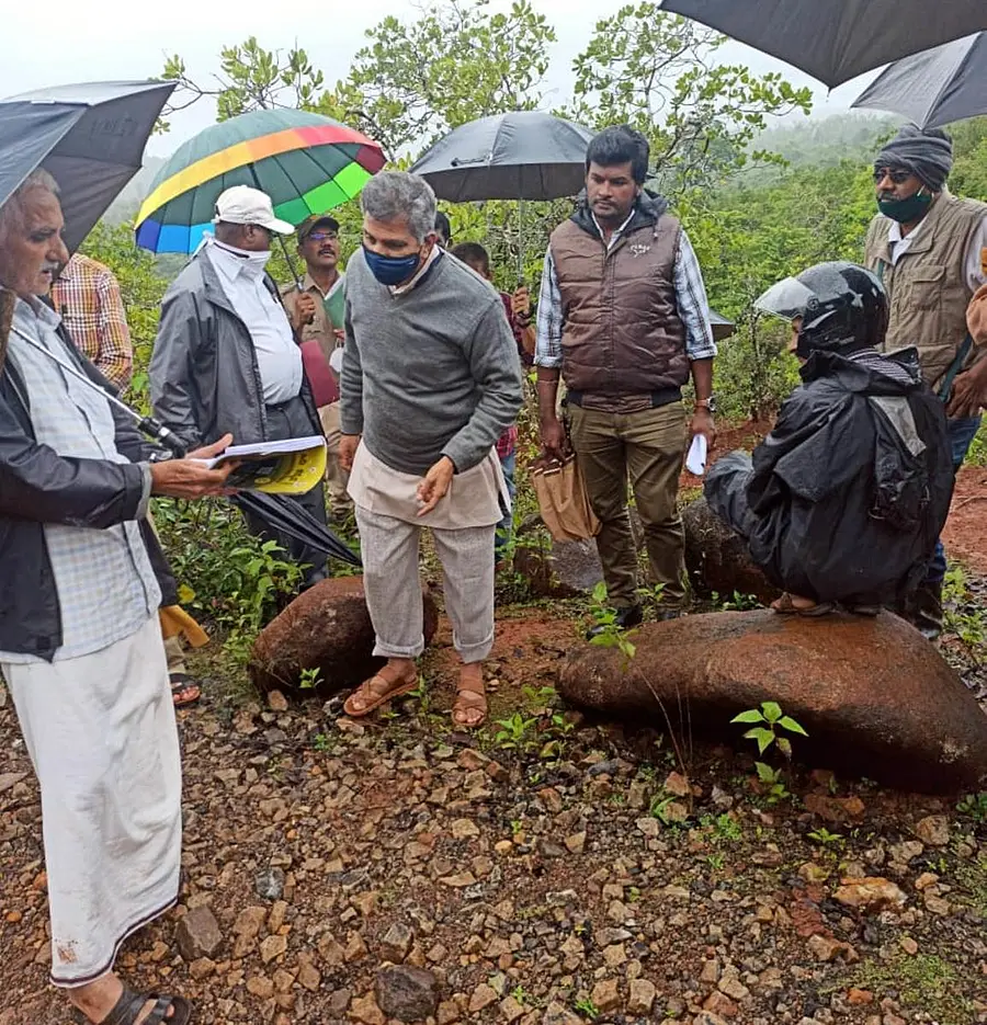 ಗೇರು ನೆಡುತೋಪಿಗೆ ಭೇಟಿ ನೀಡಿ ಅನಂತ ಅಶೀಸರ ಪರಿಶೀಲಿಸಿದರು