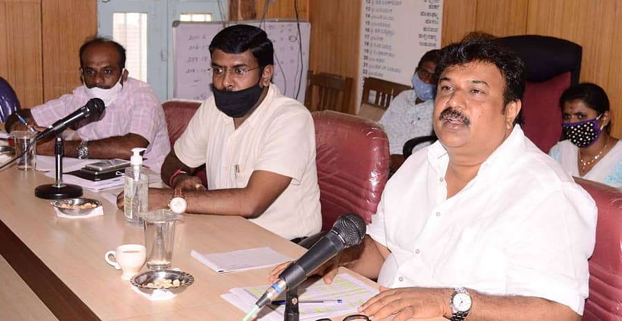 ಪ್ರಗತಿ ಪರಿಶೀಲನಾ ಸಭೆಯಲ್ಲಿ ಶ್ರೀರಂಗಪಟ್ಟಣ ಶಾಸಕ ರವೀಂದ್ರ ಶ್ರೀಕಂಠಯ್ಯ ಮಾತನಾಡಿದರು