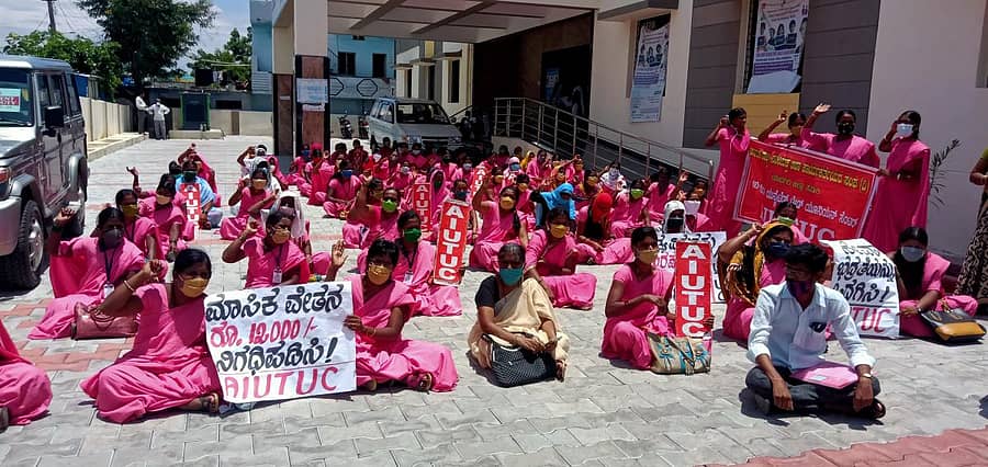 ಯಾದಗಿರಿಯ ಜಿಲ್ಲಾ ಆರೋಗ್ಯ ಮತ್ತು ಕುಟುಂಬ ಕಲ್ಯಾಣ ಇಲಾಖೆ ಕಚೇರಿ ಮುಂಭಾಗದಲ್ಲಿ ಆಶಾ ಕಾರ್ಯಕರ್ತೆಯರು ಪ್ರತಿಭಟನೆ ನಡೆಸಿದರು