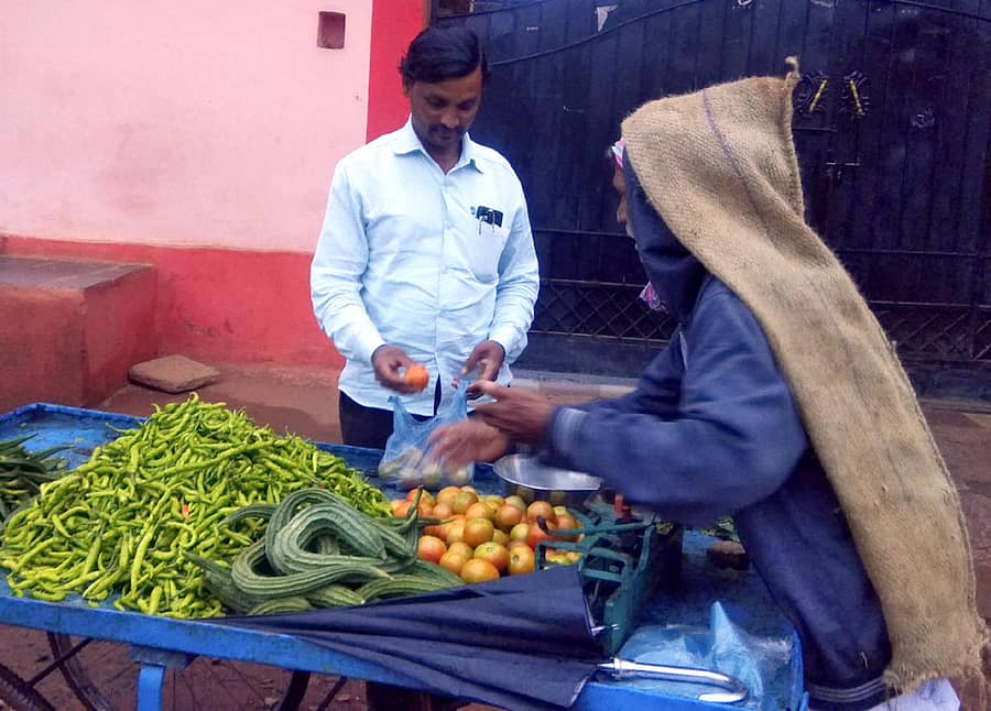 ತಳ್ಳುಗಾಡಿ ವ್ಯಾಪಾರಿಯೊಬ್ಬರು ಟೊಮೆಟೊ ವ್ಯಾಪಾರದಲ್ಲಿ ತೊಡಗಿರುವುದು