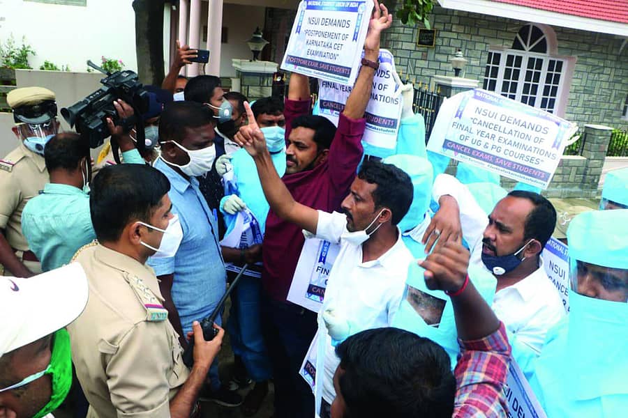 ಶಿವಮೊಗ್ಗದಲ್ಲಿನ ಮುಖ್ಯಮಂತ್ರಿ ಬಿ.ಎಸ್.ಯಡಿಯೂರಪ್ಪ ಅವರ ಮನೆಗೆ ಎನ್ಎಸ್ಯುಐ ಕಾರ್ಯಕರ್ತರು ಶನಿವಾರ ಮುತ್ತಿಗೆ ಹಾಕಲು ಯತ್ನಿಸಿದರು.