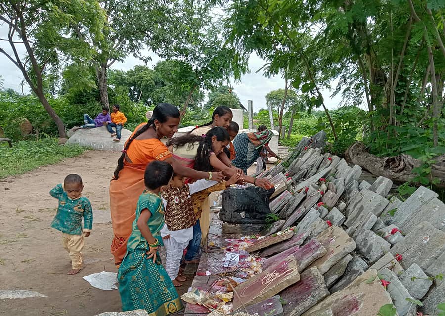 ಯಾದಗಿರಿಯ ಬಲಕಲ್ ಗ್ರಾಮದಲ್ಲಿ ನಾಗದೇವತೆ ಮೂರ್ತಿಗಳಿಗೆ ಮಹಿಳೆಯರು ಹಾಲೆರೆದು ಸಂಭ್ರಮಿಸಿದರು