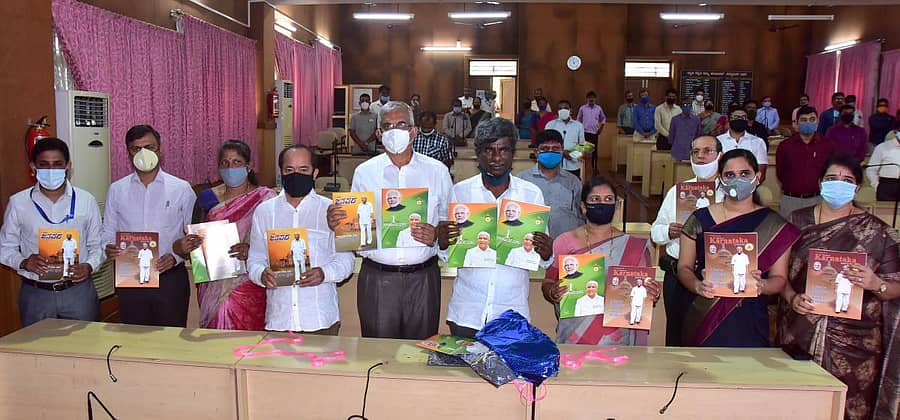 ದಕ್ಷಿಣ ಕನ್ನಡ ಜಿಲ್ಲಾ ಪಂಚಾಯಿತಿಯ ನೇತ್ರಾವತಿ ಸಭಾಂಗಣದಲ್ಲಿ ಸೋಮವಾರ ನಡೆದ ಕಾರ್ಯಕ್ರಮದಲ್ಲಿ ಜಿಲ್ಲಾ ಉಸ್ತುವಾರಿ ಸಚಿವ ಕೋಟ ಶ್ರೀನಿವಾಸ ಪೂಜಾರಿ ಅವರು ಮುಖ್ಯಮಂತ್ರಿ ಬಿ.ಎಸ್‌. ಯಡಿಯೂರಪ್ಪ ನೇತೃತ್ವದ ರಾಜ್ಯ ಸರ್ಕಾರದ ಒಂದು ವರ್ಷಗಳ ಸಾಧನೆಯ ಕುರಿತ ಪುಸ್ತಕ ಬಿಡುಗಡೆ ಮಾಡಿದರು. ಮಂಗಳೂರು ಮೇಯರ್‌ ದಿವಾಕರ ಪಾಂಡೇಶ್ವರ, ವಿಧಾನ ಪರಿಷತ್‌ ಸದಸ್ಯ ಪ್ರತಾಪ ಸಿಂಹ ನಾಯಕ್‌, ಜಿಲ್ಲಾ ಪಂಚಾಯಿತಿ ಅಧ್ಯಕ್ಷೆ ಮೀನಾಕ್ಷಿ ಶಾಂತಿಗೋಡು ಮತ್ತಿತರರು ಇದ್ದರು– ಪ್ರಜಾವಾಣಿ ಚಿತ್ರ