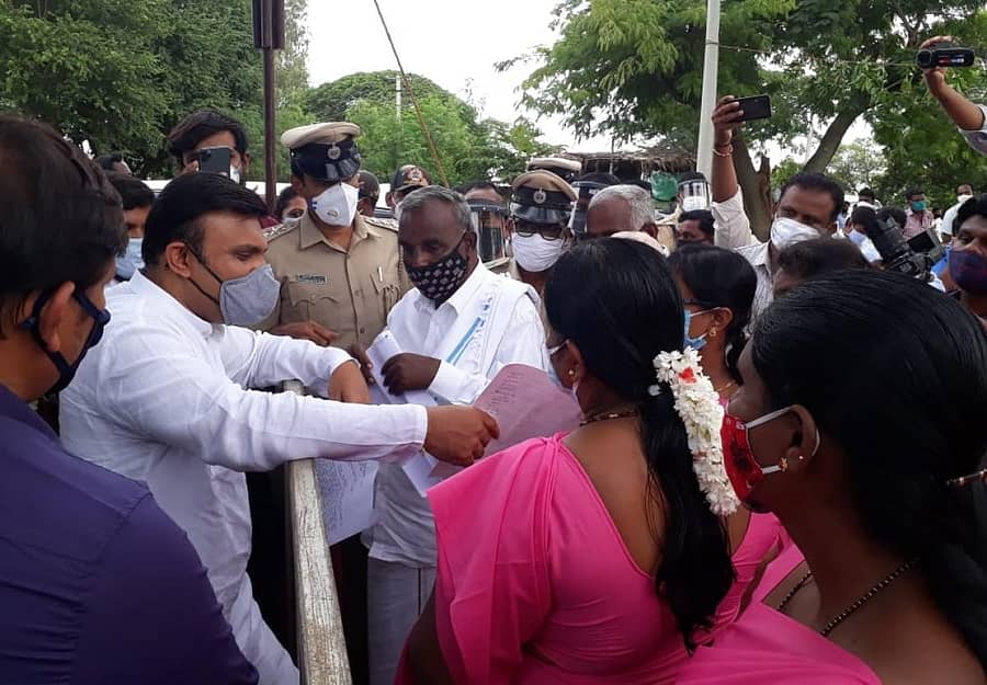 ಆಶಾ ಕಾರ್ಯಕರ್ತೆಯರು ಸಚಿವ ಡಾ.ಕೆ.ಸುಧಾಕರ್ ಅವರಿಗೆ ಮನವಿ ಸಲ್ಲಿಸಿದರು.