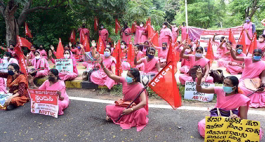 ಮೈಸೂರಿನ ಜಿಲ್ಲಾಧಿಕಾರಿ ಕಚೇರಿ ಮುಂದೆ ಆಶಾ ಕಾರ್ಯಕರ್ತೆಯರು ಬುಧವಾರ ಪ್ರತಿಭಟನೆ ನಡೆಸಿದರು