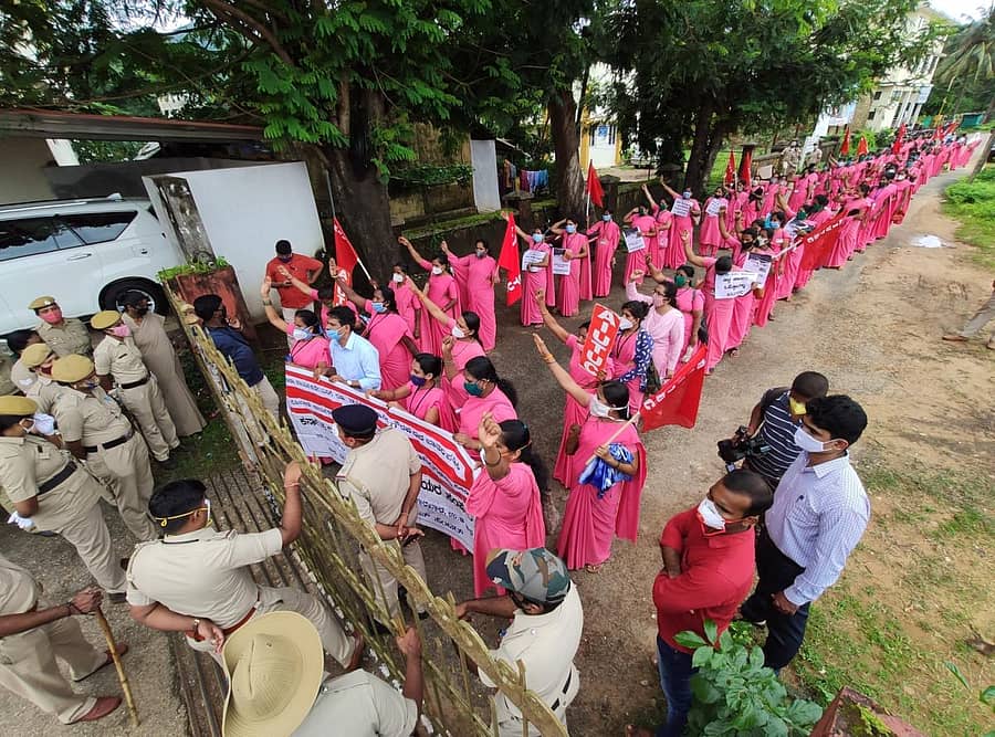 ಆಶಾ ಕಾರ್ಯಕರ್ತೆಯರು ಜಿಲ್ಲಾಧಿಕಾರಿ ಕಚೇರಿ ಬಳಿ ಬುಧವಾರ ಧರಣಿ ನಡೆಸಿದರು