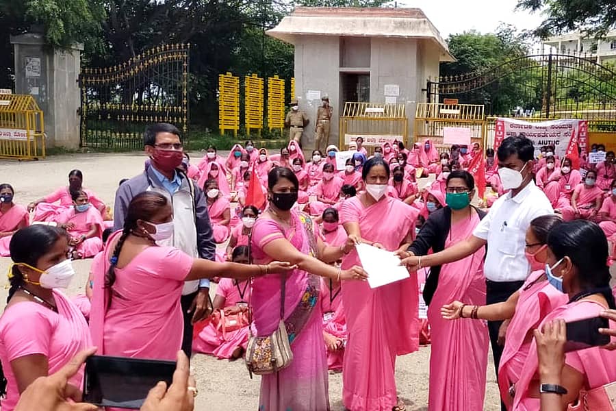 ಹಾವೇರಿ ಜಿಲ್ಲಾಧಿಕಾರಿ ಮುಂಭಾಗ ಬುಧವಾರ ಪ್ರತಿಭಟನೆ ನಡೆಸಿದ ಆಶಾ ಕಾರ್ಯಕರ್ತೆಯರು ತಹಶೀಲ್ದಾರ್ ಶಂಕರ್ ಅವರಿಗೆ ಮನವಿ ಪತ್ರ ಸಲ್ಲಿಸಿದರು