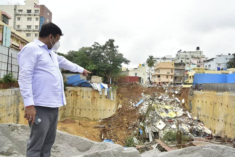 ಕಟ್ಟಡ ಕುಸಿದ ಸ್ಥಳವನ್ನು ಮೇಯರ್ ಎಂ.ಗೌತಮ್ ಕುಮಾರ್ ಬುಧವಾರ ಪರಿಶೀಲಸಿದರು