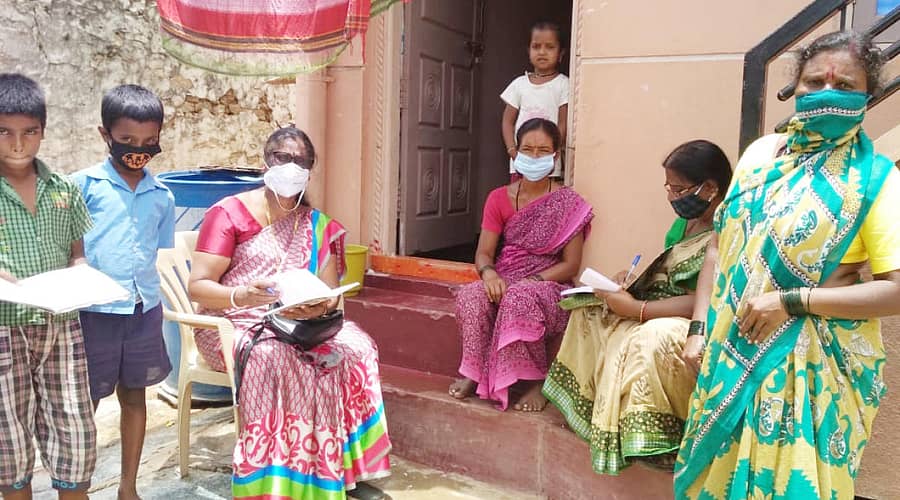 ಲಕ್ಷ್ಮೇಶ್ವರದಲ್ಲಿ ಮಕ್ಕಳ ಮನೆಗಳಿಗೆ ತೆರಳಿ ಪಾಠ ಮಾಡುತ್ತಿರುವ ಶಿಕ್ಷಕಿ ಪ್ರಮೀಳಾ ಸಾಂಗ್ಲೀಕರ