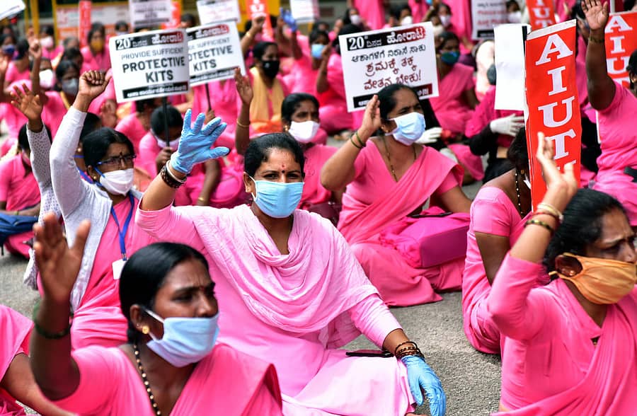 ಆಶಾ ಕಾರ್ಯಕರ್ತೆಯರು ನಗರದ ಮೌರ್ಯ ವೃತ್ತದಲ್ಲಿ ಪ್ರತಿಭಟನೆ ನಡೆಸಿದರು –ಪ್ರಜಾವಾಣಿ ಚಿತ್ರ