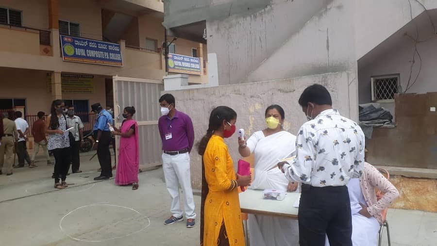 ಚಿಂತಾಮಣಿಯ ರಾಯಲ್ ಪದವಿ ಪೂರ್ವ ಕಾಲೇಜಿನಲ್ಲಿ ಸಿಇಟಿ ಪರೀಕ್ಷೆಗೆ ಹಾಜರಾದ ವಿದ್ಯಾರ್ಥಿಗಳನ್ನು ಆರೋಗ್ಯ ಇಲಾಖೆ ಸಿಬ್ಬಂದಿ ತಪಾಸಣೆ ನಡೆಸಿದರು.