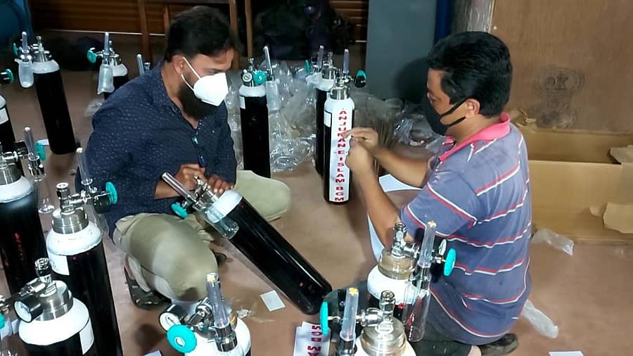 ಬೆಳಗಾವಿಯ ಅಂಜುಮನ್ ಎ ಇಸ್ಲಾಂ ಸಮಿತಿಯಿಂದ ಖರೀದಿಸಿರುವ ಆಕ್ಸಿಜನ್ ಸಿಲಿಂಡರ್‌ಗಳನ್ನು ಸ್ವಯಂಸೇವಕರು ಗುರುವಾರ ಸಜ್ಜುಗೊಳಿಸಿದರು