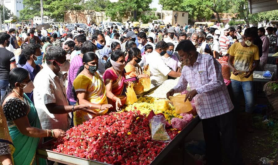 ಕೋಲಾರದ ಹಳೆ ಬಸ್ ನಿಲ್ದಾಣ ಮಾರುಕಟ್ಟೆಯಲ್ಲಿ ಗ್ರಾಹಕರು ಗುರುವಾರ ಹೂವು ಖರೀದಿಗೆ ಮುಗಿಬಿದ್ದರು.
