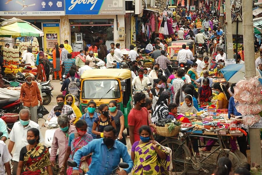 ವರಮಹಾಲಕ್ಷ್ಮಿ ಹಬ್ಬದ ಅಂಗವಾಗಿ ಮಂಡ್ಯದ ಪೇಟೆಬೀದಿಯಲ್ಲಿ ಹಬ್ಬದ ಸಾಮಗ್ರಿ ಖರೀದಿಯಲ್ಲಿ ಮುಗಿಬಿದ್ದಿದ್ದ ಜನರು