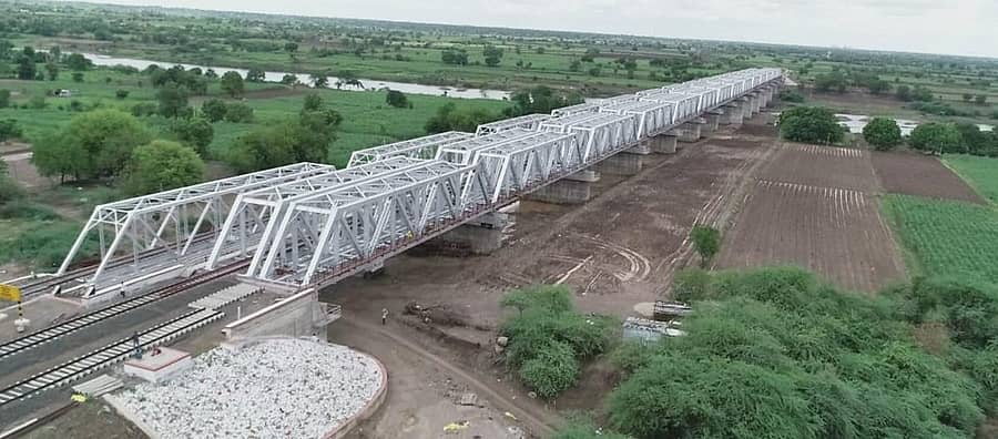 ಲಚ್ಯಾಣ ಹಾಗೂ ಹೂಟಗಿ ನಡುವಿನ ಜೋಡಿ ರೈಲು ಮಾರ್ಗದಲ್ಲಿ ಭೀಮಾ ನದಿಯ ಮೇಲೆ ನಿರ್ಮಿಸಿರುವ ಸೇತುವೆಯ ನೋಟ