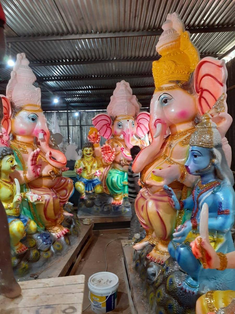 ಚಿಂತಾಮಣಿಯ ಪ್ರಭಾಕರ್ ಬಡಾವಣೆಯಲ್ಲಿ ಮಾರಾಟಕ್ಕೆ ಸಿದ್ಧವಾಗಿರುವ ಗಣೇಶ ಮೂರ್ತಿಗಳು