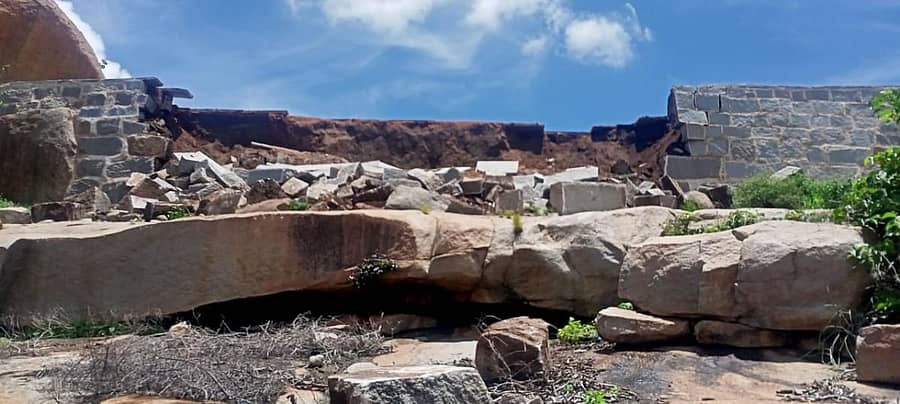 ಗಂಗಾವತಿ ತಾಲ್ಲೂಕಿನ ಆನೆಗೊಂದಿಯ ಮೇಗೋಟ ವಾಲಿಕಿಲ್ಲಾ ದೇಗುಲದ ಹತ್ತಿರ ಇರುವ 15 ನೇ ಶತಮಾನದಲ್ಲಿ ನಿರ್ಮಿಸಿದ್ದ ಆನೆ ಮತ್ತು ಒಂಟೆ ಸಾಲಿನ ಕೋಟೆಯ ಗೋಡೆ ಕುಸಿದಿರುವುದು