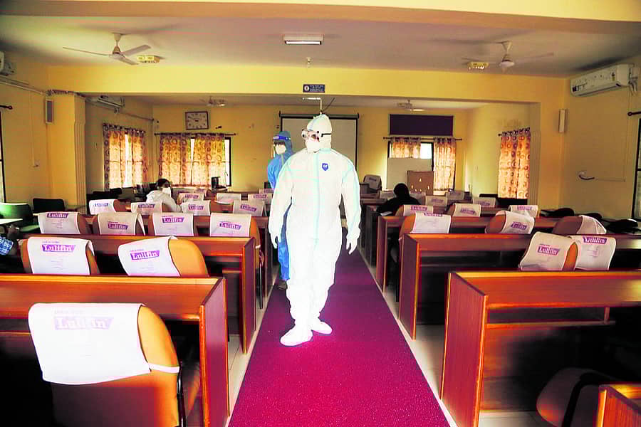 ಕೋವಿಡ್‌ ದೃಢಪಟ್ಟ ವಿದ್ಯಾರ್ಥಿಗಳು ಸಿಇಟಿ ಬರೆದ ಬೆಂಗಳೂರಿನ ಜಿಕೆವಿಕೆ ಆವರಣದ ಪರೀಕ್ಷಾ ಕೇಂದ್ರಕ್ಕೆ ಉಪ ಮುಖ್ಯಮಂತ್ರಿ ಡಾ.ಸಿ.ಎನ್‌. ಅಶ್ವತ್ಥನಾರಾಯಣ ಅವರು ಗುರುವಾರ ಪಿಪಿಇ ಕಿಟ್‌ ಧರಿಸಿ ಭೇಟಿ ನೀಡಿದರು –ಪ್ರಜಾವಾಣಿ ಚಿತ್ರ