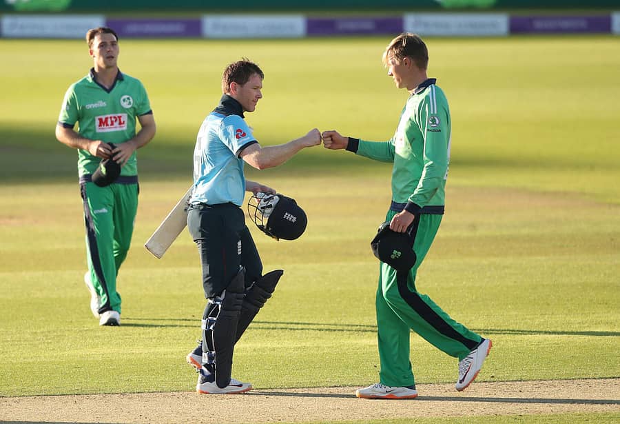 ಇಂಗ್ಲೆಂಡ್ ತಂಡದ ನಾಯಕ ಎಯಾನ್ ಮಾರ್ಗನ್ (ಎಡ) ಮತ್ತು ಐರ್ಲೆಂಡ್ ತಂಡದ ಹ್ಯಾರಿ ಟೆಕ್ಟರ್ ಪರಸ್ಪರ ಅಭಿನಂದಿಸಿದರು –ರಾಯಿಟರ್ಸ್ ಚಿತ್ರ