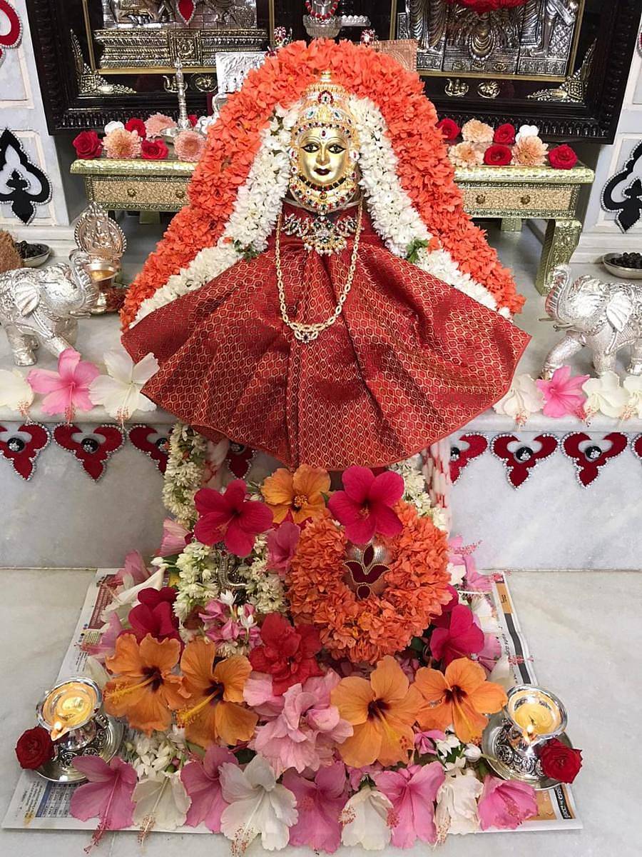 ಗಾಂಧಿನಗರದ ಹರ್ಷವರ್ಧಿನಿ ಪ್ರಸೂನ್‌ ಅವರ ಮನೆ ಯಲ್ಲಿ ವರಮಹಾಲಕ್ಷ್ಮಿಗೆ ಮಾಡಿದ ಅಲಂಕಾರ