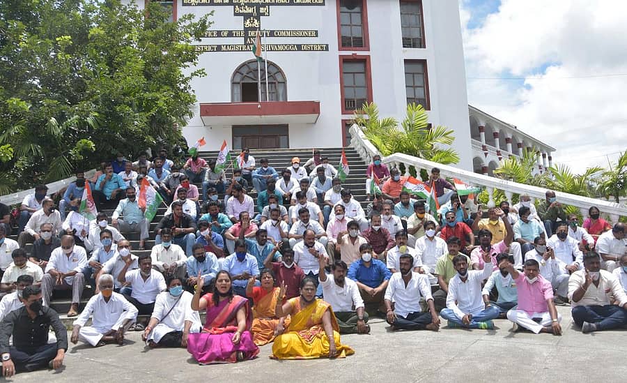 ಶಿವಮೊಗ್ಗದಲ್ಲಿ ಶುಕ್ರವಾರ ಜಿಲ್ಲಾ ಕಾಂಗ್ರೆಸ್ ಕಾರ್ಯಕರ್ತರು ಕೋವಿಡ್ ಆರೈಕೆ ಕೇಂದ್ರಗಳ ಅವ್ಯವಸ್ಥೆ ಖಂಡಿಸಿ ಪ್ರತಿಭಟನೆ ನಡೆಸಿದರು.