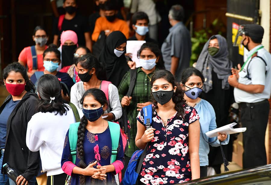 ಬೆಂಗಳೂರಿನ ಕೇಂದ್ರವೊಂದರಲ್ಲಿ ಶುಕ್ರವಾರ ಪರೀಕ್ಷೆ ಬರೆದು ಹೊರಗೆ ಬರುತ್ತಿರುವ ಅಭ್ಯರ್ಥಿಗಳು ಪ್ರಜಾವಾಣಿ ಚಿತ್ರ