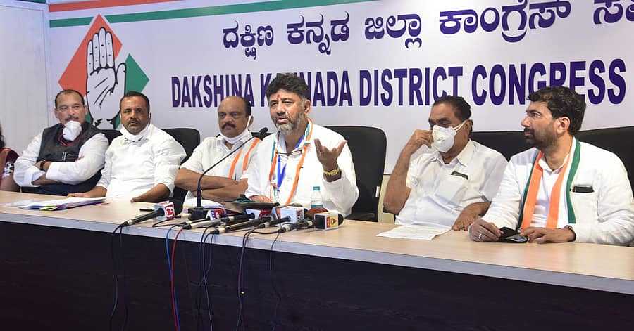 ಮಂಗಳೂರಿನ ಕಾಂಗ್ರೆಸ್ ಕಚೇರಿಯಲ್ಲಿ ಕೆಪಿಸಿಸಿ ಅಧ್ಯಕ್ಷ ಡಿ.ಕೆ. ಶಿವಕುಮಾರ್ ಮಾತನಾಡಿದರು. ಪ್ರಜಾವಾಣಿ ಚಿತ್ರ