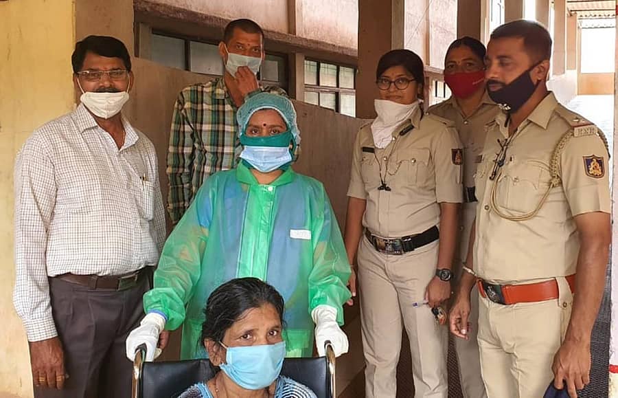 ಶಿರಸಿ ಸರ್ಕಾರಿ ಆಸ್ಪತ್ರೆ ಸಿಬ್ಬಂದಿ, ಪೊಲೀಸರು ಸೇರಿ ವೃದ್ಧೆ ಕವಿತಾ ಅವರನ್ನು ಸುರಕ್ಷಿತವಾಗಿ ಮನೆ ಸೇರಿಸಿದರು