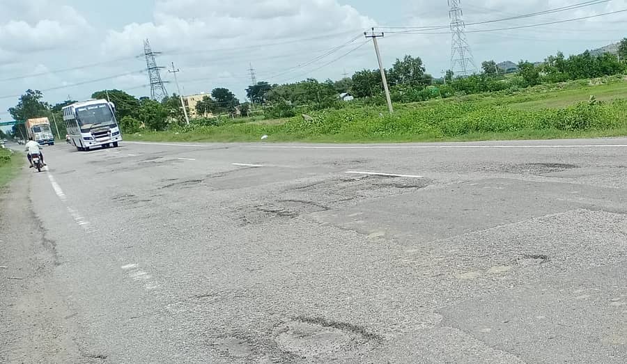 ರಾಯಚೂರು– ಬೆಳಗಾವಿ ಸಂಪರ್ಕಿಸುವ ರಾಜ್ಯ ಹೆದ್ದಾರಿಯು ಕಲ್ಮಲಾ ಹತ್ತಿರ ಹಾಳಾಗಿ ಕಚ್ಚಾರಸ್ತೆ ಮಾರ್ಪಟ್ಟಿರುವ ನೋಟ