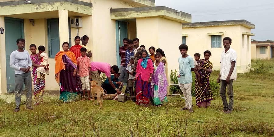 ಎಚ್.ಡಿ.ಕೋಟೆ ತಾಲ್ಲೂಕಿನ ಭೀಮನಹಳ್ಳಿ ಗ್ರಾಮದ ಸಮೀಪದಲ್ಲಿರುವ ಆದಿವಾಸಿಗಳ ಪುನರ್ವಸತಿ ಕೇಂದ್ರದಲ್ಲಿ ಆಶ್ರಯ ಬೇಡಿ ಬಂದವರನ್ನು ಅರಣ್ಯ ಇಲಾಖೆ ಅಧಿಕಾರಿಗಳು ಹೊರಹಾಕಿರುವುದು