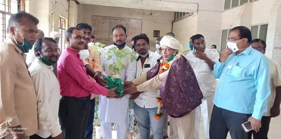 ಸಾರಿಗೆ ಇಲಾಖೆಯಿಂದ ಶುಕ್ರವಾರ ನಿವೃತ್ತಿಯಾದ ಚನ್ನಬಸಪ್ಪ ಮಹಾದೇವಪ್ಪ ಯಳಲಿ ಅವರಿಗೆ ಅಧಿಕಾರಿಗಳು ಸನ್ಮಾನಿಸಿದರು