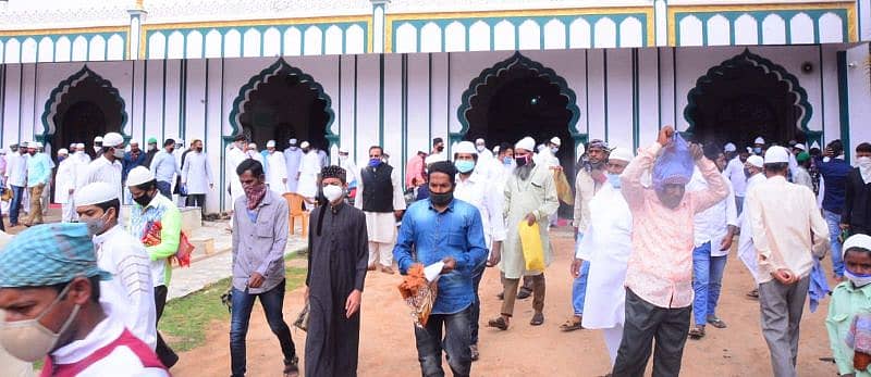 ಈದ್ ಪ್ರಯುಕ್ತ ಪ್ರಾರ್ಥನೆಗೆ ಸೇರಿರುವ ಮುಸ್ಲಿಮರು