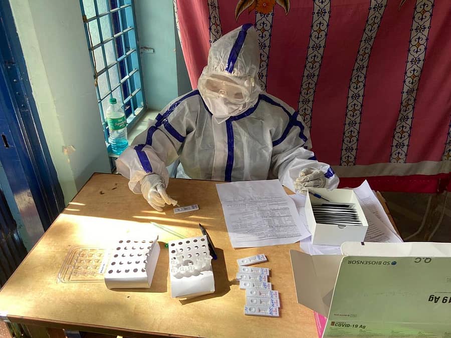 ತುಮಕೂರಿನಲ್ಲಿ ರಾಪಿಡ್ ಆಂಟಿಜನ್ ಕಿಟ್ ಮೂಲಕ ಮಾದರಿಗಳ ಫಲಿತಾಂಶ ಪಡೆಯುತ್ತಿರುವುದು