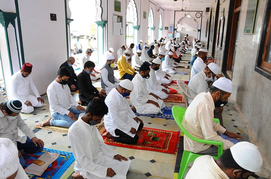 ನಗರದ ಬಾರ್ಲೈನ್ ಮಸೀದಿಯಲ್ಲಿ ಪ್ರಾರ್ಥನೆ ಸಲ್ಲಿಸಿದ ಮುಸ್ಲಿಮರು