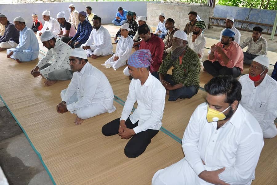 ವಿಜಯಪುರ ನಗರದ ಮಸೀದಿಯೊಂದರಲ್ಲಿ ಮುಸ್ಲಿಮರು ಪ‍ರಸ್ಪರ ಅಂತರ ಕಾಯ್ದುಕೊಂಡು ಪ್ರಾರ್ಥನೆ ಸಲ್ಲಿಸಿದರು–ಪ್ರಜಾವಾಣಿ ಚಿತ್ರ