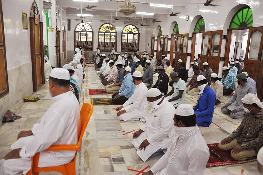 ಚಾಮರಾಜನಗರದ ಮದೀನಾ ಮಸೀದಿಯಲ್ಲಿ ಬಕ್ರೀದ್‌ ಅಂಗವಾಗಿ ಮುಸ್ಲಿಮರು ಸುರಕ್ಷಿತ ಅಂತರ ಕಾಪಾಡಿಕೊಂಡು ಪ್ರಾರ್ಥನೆ ಸಲ್ಲಿಸಿದರು