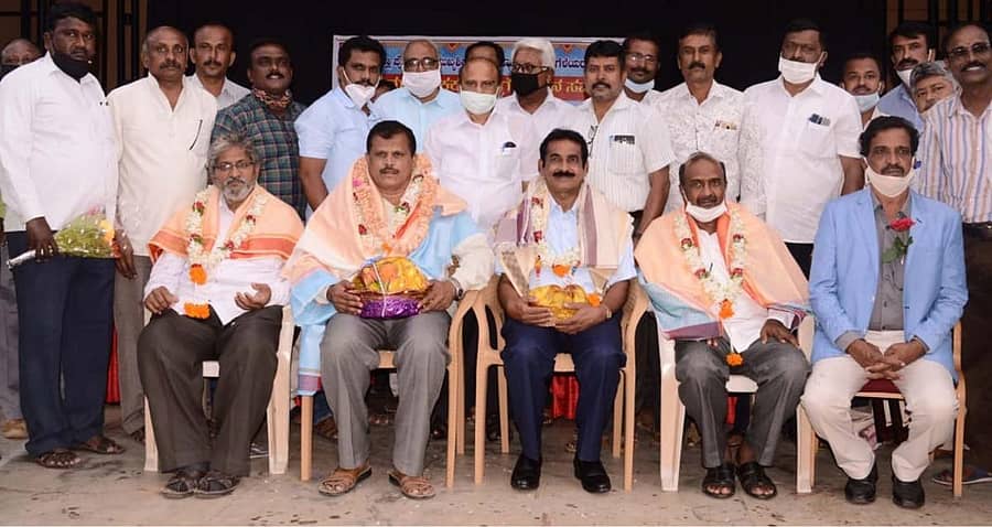 ಕರ್ನಾಟಕ ಸಂಘದ ಕುವೆಂಪು ಬಯಲು ರಂಗಮಂದಿರದಲ್ಲಿ ನಡೆದ ಸಮಾರಂಭದಲ್ಲಿ ನಿವೃತ್ತ ಮುಖ್ಯ ಶಿಕ್ಷಕರನ್ನು ಸನ್ಮಾನಿಸಲಾಯಿತು