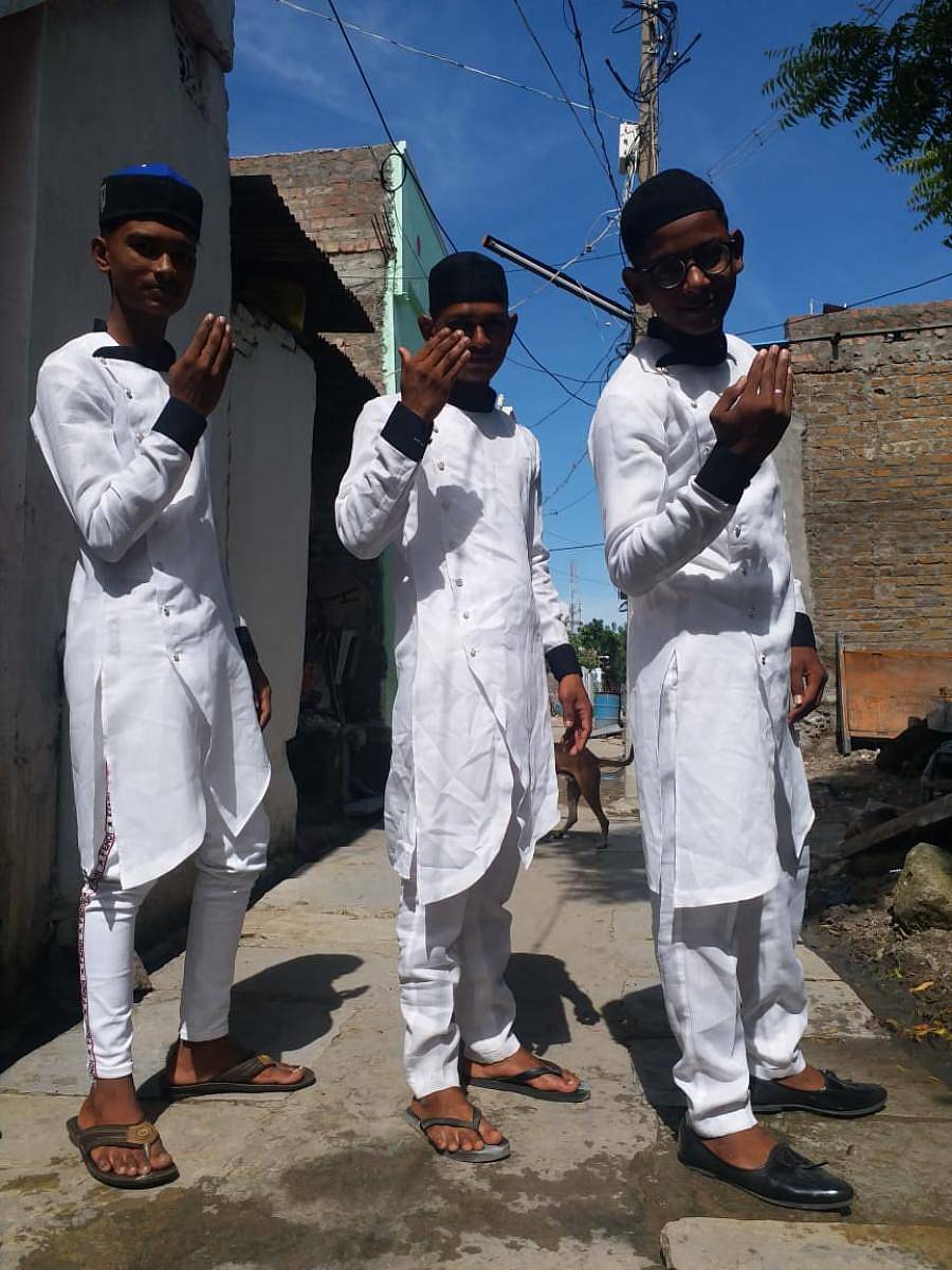 ರಾಯಚೂರಿನ ಎಲ್ಬಿಎಸ್ ನಗರದಲ್ಲಿ ಮುಸ್ಲಿಂ ಯುವಕರು ಬಕ್ರೀದ್ ಹಬ್ಬದ ನಿಮಿತ್ತ ಸಲಾಂ ಸಲ್ಲಿಸುತ್ತಿರುವುದು ಗಮನ ಸೆಳೆಯಿತು