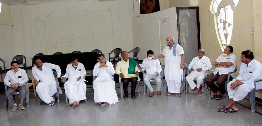 ರಾಯಚೂರಿನ ಜೆಸಿ ಭವನದಲ್ಲಿ ಶನಿವಾರ ನಡೆದ ತುಂಗಭದ್ರಾ ಎಡದಂಡೆ ಕಾಲುವೆ ಹಿತರಕ್ಷಣಾ ಸಮಿತಿ ಸಭೆಯಲ್ಲಿ ವಿವಿಧ ಪಕ್ಷಗಳ, ಸಂಘಟನೆಗಳ ಮುಖಂಡರು ಭಾಗವಹಿಸಿದ್ದರು