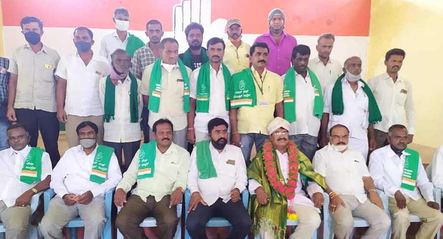 ಕೋಲಾರದಲ್ಲಿ ಶನಿವಾರ ಕಾಂಗ್ರೆಸ್ ಕಿಸಾನ್ ಖೇತ್ ಜಿಲ್ಲಾ ಸಮಿತಿಗೆ ಆಯ್ಕೆಯಾದ ಪದಾಧಿಕಾರಿಗಳನ್ನು ಅಭಿನಂದಿಸಲಾಯಿತು.