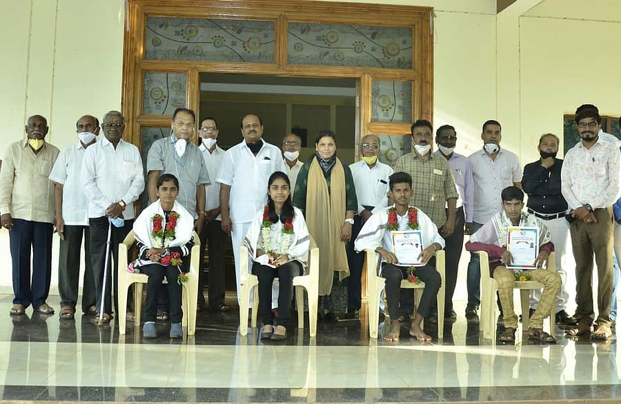 ಬೀದರ್‌ನ ಕರ್ನಾಟಕ ಪದವಿಪೂರ್ವ ಕಾಲೇಜಿನಲ್ಲಿ ಶನಿವಾರ ದ್ವಿತೀಯ ಪಿಯುಸಿ ಪರೀಕ್ಷೆಯಲ್ಲಿ ಸಾಧನೆ ತೋರಿದ ವಿದ್ಯಾರ್ಥಿಗಳನ್ನು ಸನ್ಮಾನಿಸಲಾಯಿತು